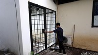 Pintu di setiap blok tahanan selalu terkunci.