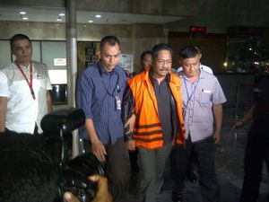 Usai Diperiksa, Politikus Golkar Budi Kenakan Rompi Tahanan Oranye