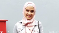 Sonya tampil dalam balutan hijab pink dipadu jaker denim dan rok biru berbunga pink.