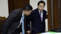 Kuasa hukum PPP kubu Djan Faridz, Humphrey Djemat (kanan) menghadiri sidang gugatan. Namun dikarenakan pihak Tergugat II dan III tidak ada perwakilannya maka sidang ditunda dan kembali akan digelar pada Selasa (29/3) mendatang.
