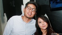 Chua berpose dengan sang suami, Firmansyah Mahidin Putra. Pool/Gus Mun/detikFoto.