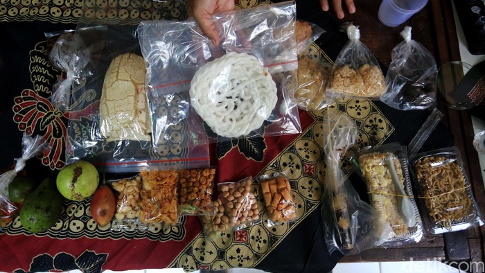 Sejumlah siswa sekolah dasar 01 mengamati petugas Badan Pengawasan obat dan Makanan (BPOM) yang mengambil sample jajanan Kantin sekolah di SD 01 Klender, Jakarta, Selasa (15/3/2016). Pengambilan sample jajanan dan makanan kantin tersebut untuk melihat kondisi kesehatan makanan di kantin sekolah dan mengkampanyekan makanan yang sehat. Grandyos Zafna/detikcom