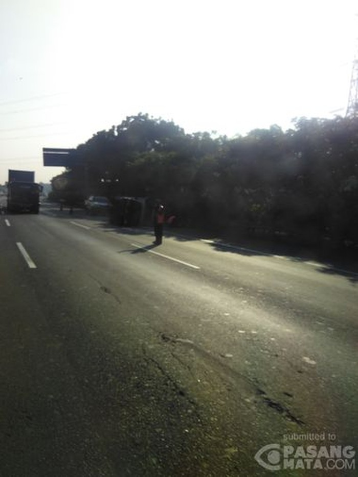 Mobil Boks Terguling di KM 9 Tol Karang Tengah, Lalin Macet 1 Km