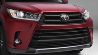 Highlander terbaru mendapatkan desain grille baru. Bumper depan juga telah didesain ulang dan dibuat lebih rendah serta terdapat desain lampu baru di depan. Foto: Toyota USA
