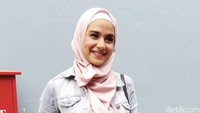 Ia mengatakan, tak perlu pikir panjang untuk berhijab.