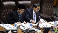 Wakil Ketua DPR Fadli Zon (kanan) didampingi Wakil Ketua DPR Taufik Kurniawan (kiri) memimpin sidang paripurna.