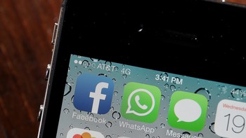 WhatsApp menjadi sumber berita di berbagai negara. Misalnya di Malaysia, 51% responden menyatakan memanfaatkan WhatsApp untuk sumber berita.  Foto: GettyImages
