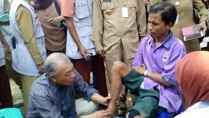 Dubes WHO Rela Cuci Kaki Pasien Lepra di RS Kusta Mojokerto