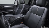 Di interiornya, varian SE memiliki jok kulit hitam dengan jahitan kontras berwarna perak. Foto: Toyota USA