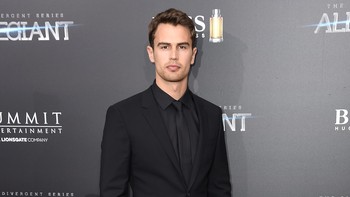 Theo James aktor yang melejit berkat film Insurgent, mengklaim bahwa dia tidak menggunakan media sosial apa pun. “Saya tidak memilikinya dan tidak akan pernah menggunakannya,” katanya. Foto: Nicholas Hunt/Getty Images