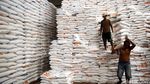Melihat Aktivitas di Gudang Bulog