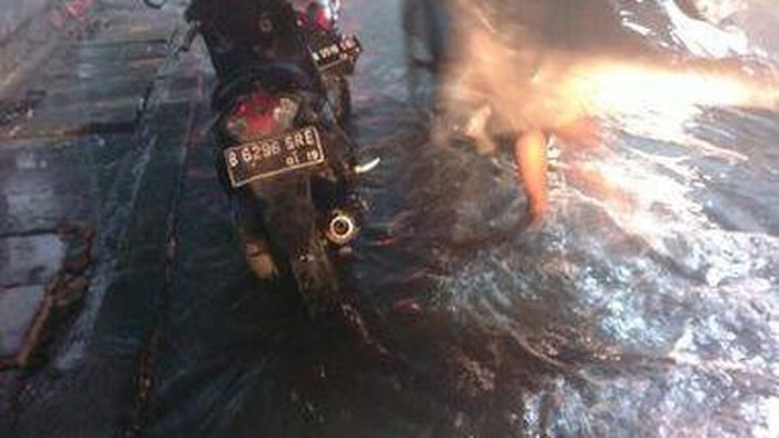 Ada Genangan di Kemang dan Tiang Listrik Roboh Cipete, Lalin Padat