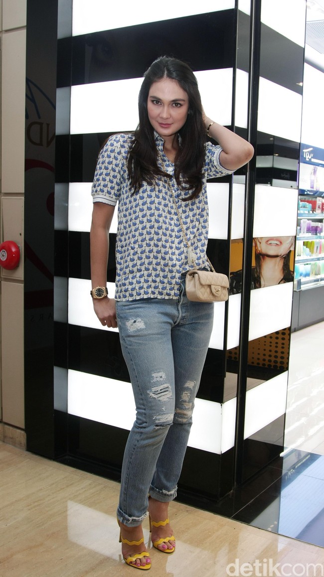 Luna Maya Plaza Indonesia Fashion Week 2016 Jakarta. [Foto: Mohammad Abduh/Wolipop]