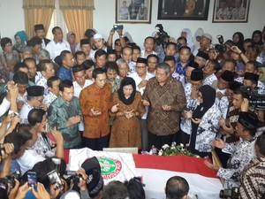 Menangis Saat Melayat Sulistiyo, SBY: Kita Kehilangan Putra Bangsa Terbaik