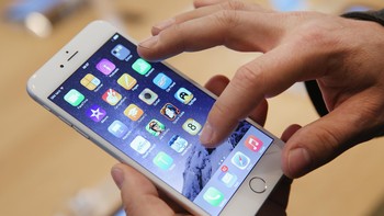 Meski sudah dirilis lama pada tahun 2014, model iPhone 6 masih memikat terbukti dengan berada di posisi 8.  (Foto: GettyImages)