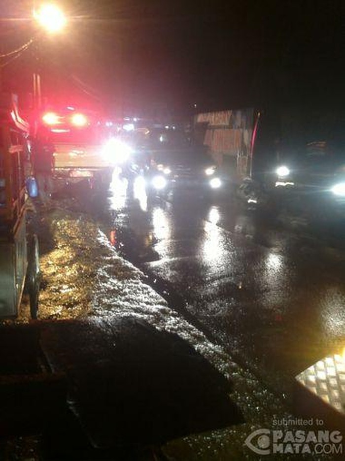 Ada Percik Api di Tiang Listrik, Jalan Pancoran Mas Arah Sawangan Sempat Macet