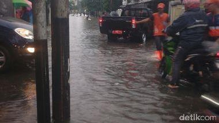 Genangan 15 Cm di Pengadegan, Kendaraan Putar Balik