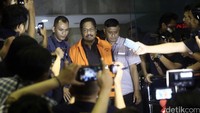 Budi meninggalkan gedung KPK pukul 20.20 WIB, Selasa (15/3/2016) dengan dikawal oleh penyidik. Ia mengenakan pakaian yang sama dengan saat baru tiba dari Semarang, namun kali ini ditambah balutan rompi tahanan. Mereka meninggalkan gedung KPK dengan mobil KPK Isuzu warna hitam.
