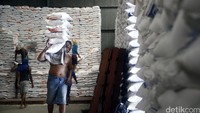 Beras Bulog siap didistribusikan ke sejumlah pasar di Jakarta.