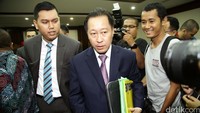 Kuasa hukum PPP kubu Djan Faridz, Humphrey Djemat (tengah) menjelaskan gugatan terhadap pemerintah didasari adanya perbuatan melawan hukum.