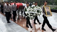 Pemakaman jenazah Irjen Pol (Purn) Abubakar Nataprawira dilakukan secara militer.