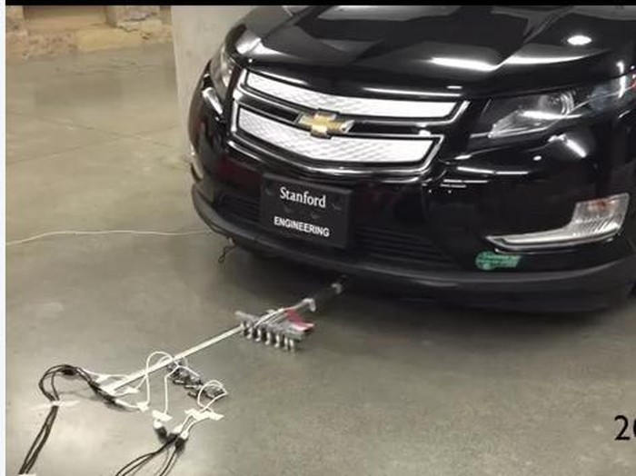 Ketika Robot Semut Berusaha Menarik Mobil Chevy