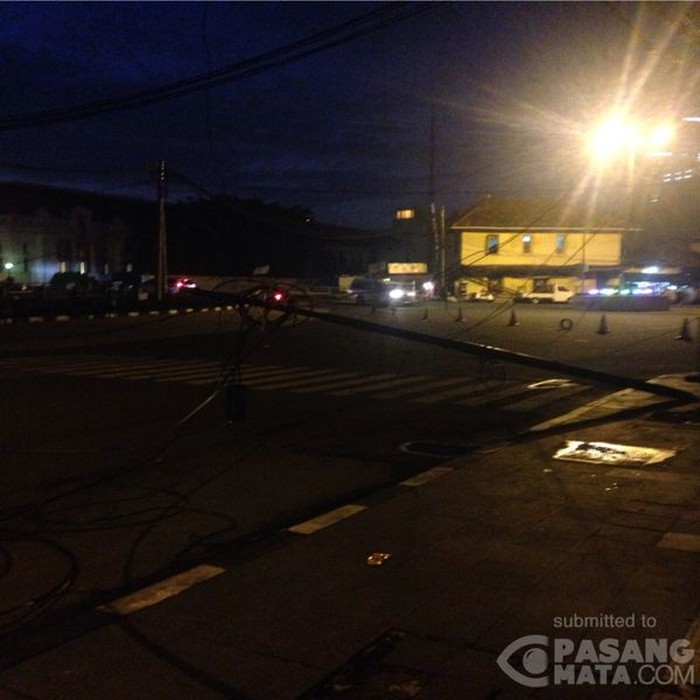 Tiang Telepon di Jl Kali Besar Barat Jakarta Roboh, Lalu Lintas Terganggu