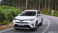 SUV keren dari Toyota, RAV4 menguntit di posisi berikutnya dengan angka penjualan 770.296 unit sepanjang tahun 2017. Foto: Toyota Eropa