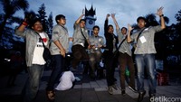 Sekitar pukul 16.00 wib Datsun Risers Expedition memasuki Kota Bukittinggi langsung menuju Rumah Proklamator Bung Hatta dan mengunjungi ikon Bukittinggi Jam Gadang.