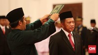 Presiden Jokowi melantik Irjen Pol Tito Karnavian menjadi Kepala Badan Nasional Penanggulangan Teroris (BNPT). CNN Indonesia/Safir Makki.