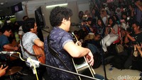 Band pelantun Young Forever itu menampilkan lagu baru mereka di Musik+ Sarinah, Jakarta Pusat, Selasa (15/3/2016). Pool/Gus Mun/detikFoto.