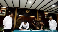 Penandatanganan dilaksanakan di Sasana Pradana Kejaksaan Agung, Jakarta Rabu (16/03/2016) dan dihadiri oleh Menteri PU & Perumahan Rakyat, Hadi Muljono.
