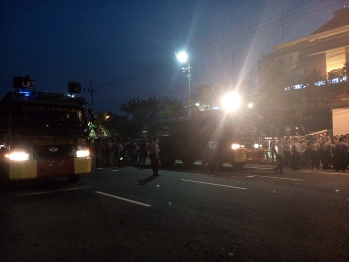 Momen Pendukung La Nyalla Berhadapan dengan Polisi sebelum Membubarkan Diri