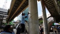 JPO di kawasan Kuningan, Jakarta, itu dicat.