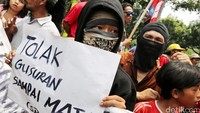 Di depan Balai Kota, massa berteriak dan berorasi. Mereka meminta bertemu Ahok.