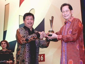Presdir BCA Jahja Setiaatmadja Dianugerahi Lifetime Achievement Award 2016