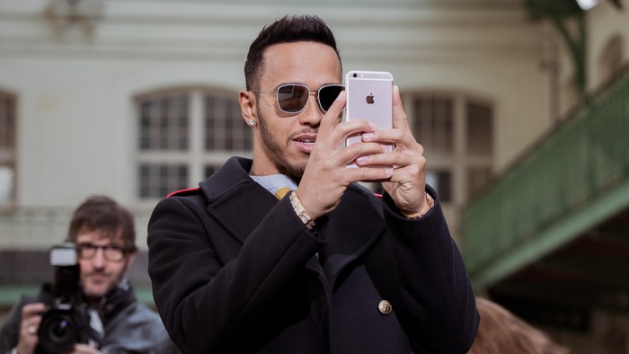 Selfie Berbahaya Hamilton di Atas Motor Harley