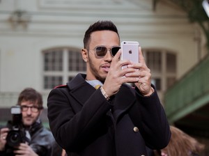 Selfie Berbahaya Hamilton di Atas Motor Harley