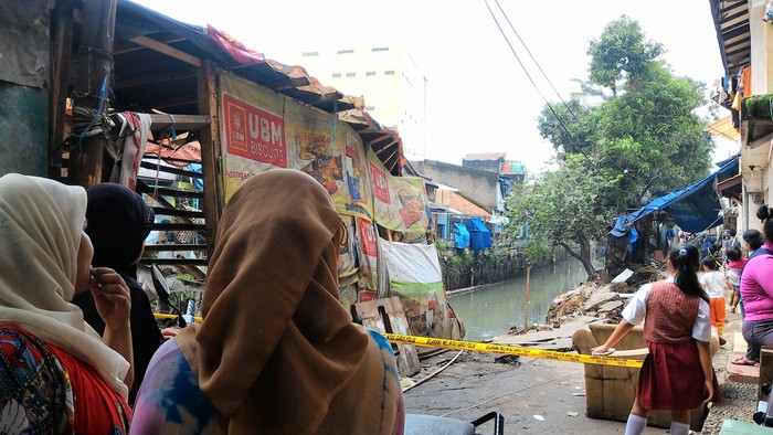 Jalan Nyengseret Ambles Sepanjang 30 Meter