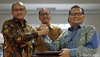Juliandra Nurtjahjo (kiri) dan Richard Budihadianto (kanan) melakukan salam komando saat serah terima jabatan Dirut PT GMF AeroAsia.