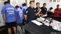 Dalam jumpa pers di Kantor Direktorat Tindak Pidana Narkoba Bareskrim Polri, Jakarta Timur, Rabu (16/3/2016) dihadirkan 3 tersangka yang mengenakan penutup kepala berwarna hitam. 