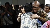 Juliandra Nurtjahjo cipika-cipiki dengan Richard Budihadianto usai serah terima jabatan Dirut PT GMF AeroAsia.