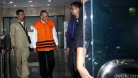Bupati Bener Meriah, Ruslan Abdul Gani berjalan menuju ke mobil tahanan yang menunggu di depan gedung KPK.