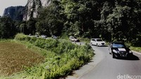Usai puas menikmati eloknya kelok 9 risers selanjutnya menuju objek wisata Lembah Harau, risers disambut dengan pemandangan memukau tebing curam dan berhenti sejenak untuk berfoto ria.