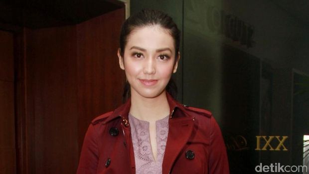 Velove Vexia di premiere film 'Wa'alaikumussalam Paris' di kawasan Epicentrum, Kuningan, Jakarta Selatan, Selasa (15/3/2016) malam.