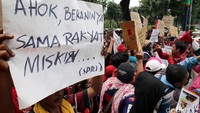 Para warga ini tinggal di bawah kolong tol. Mereka tinggal di bedeng-bedeng. Rencananya Pemprov DKI memang akan menggusur kawasan ini.