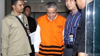 Bupati Bener Meriah, Ruslan Abdul Gani keluar gedung KPK sekitar pukul 18.40 WIB.