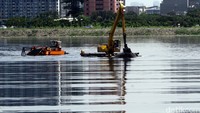Hal ini untuk mencegah pendangkalan waduk terbesar yang bakal menjadi icon Jakarta Utara tersebut.