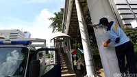 Petugas dari Dinas Perhubungan melakukan perawatan Jembatan penyeberangan orang (JPO).