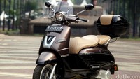 Skuter Peugeot Django menawarkan 3 varian sekaligus, yaitu Django Sport, Evasion dan Allure. Kali ini detikOto melakukan perjalanan di Jakarta bersama dengan Django Allure.